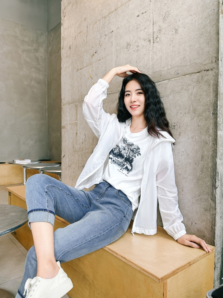 白色印花 T 恤与轻薄外套整体穿搭图