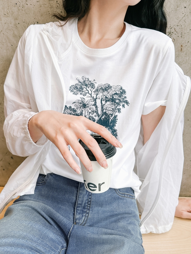 白色印花 T 恤细节图